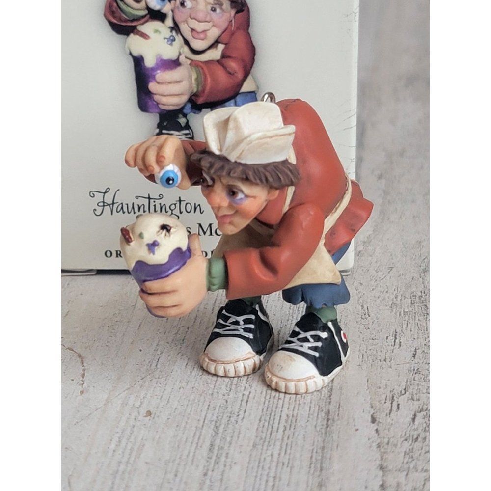 Hallmark 2005 Huntington collection Scoops McGore ornament Xmas